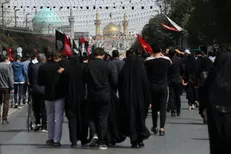 پیاده روی جاماندگان اربعین در خیابان امام‌رضا (ع)
