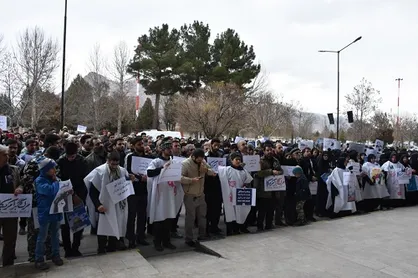 دانشجویان کرمانشاهی برای خون&zwnj;خواهی سردار سلیمانی در فرودگاه تجمع کردند + عکس و فیلم