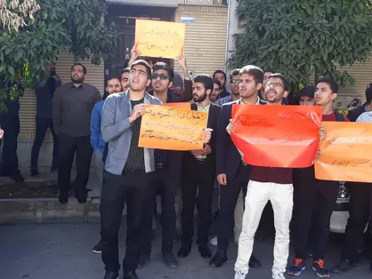 دانشجویان انقلابی دانشگاه&zwnj;های شیراز مقابل دفتر نمایندگان تجمع کردند