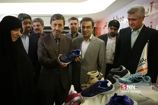 پرویز فتاح و محمد بیگدلی در آیین اهدای ۱۰۱۰۰۰ جفت کفش توسط بانک ملت به دانش آموزان نیازمند کمیته امداد امام خمینی (ره)