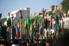 سیل عاشقان حسینی در میناب؛ آئین ۴۰۰ ساله علم‌گردانی، جلوه‌گاه وحدت و شور مذهبی جنوب