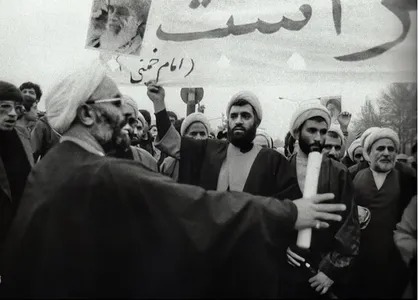 تصاویری کمتر دیده شده از حضور روحانیون انقلابی در تظاهرات۵۷