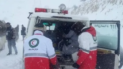 حضور امدادگران در جاده&lrm;&zwnj;های برفی ادامه دارد/ امدادرسانی به بیش از ۱۸۰۰ نفر