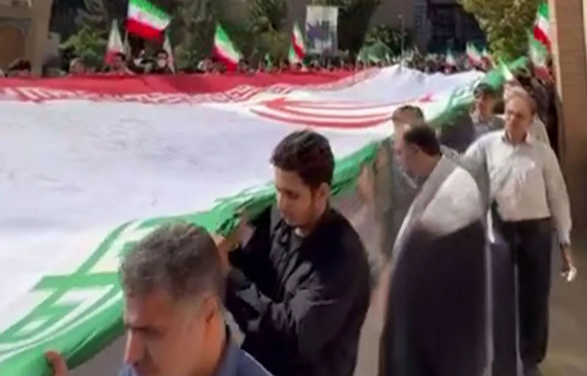 حمل پرچم کشورمان توسط دانشجویان و اساتید در فضای دانشگاه شریف