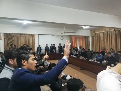 دانشجویان دانشگاه منتظری مشهد به پیدا شدن سوسک در غذای سلف اعتراض کردند/وقتی از زیر سلف، فاضلاب رد می&zwnj;شود!