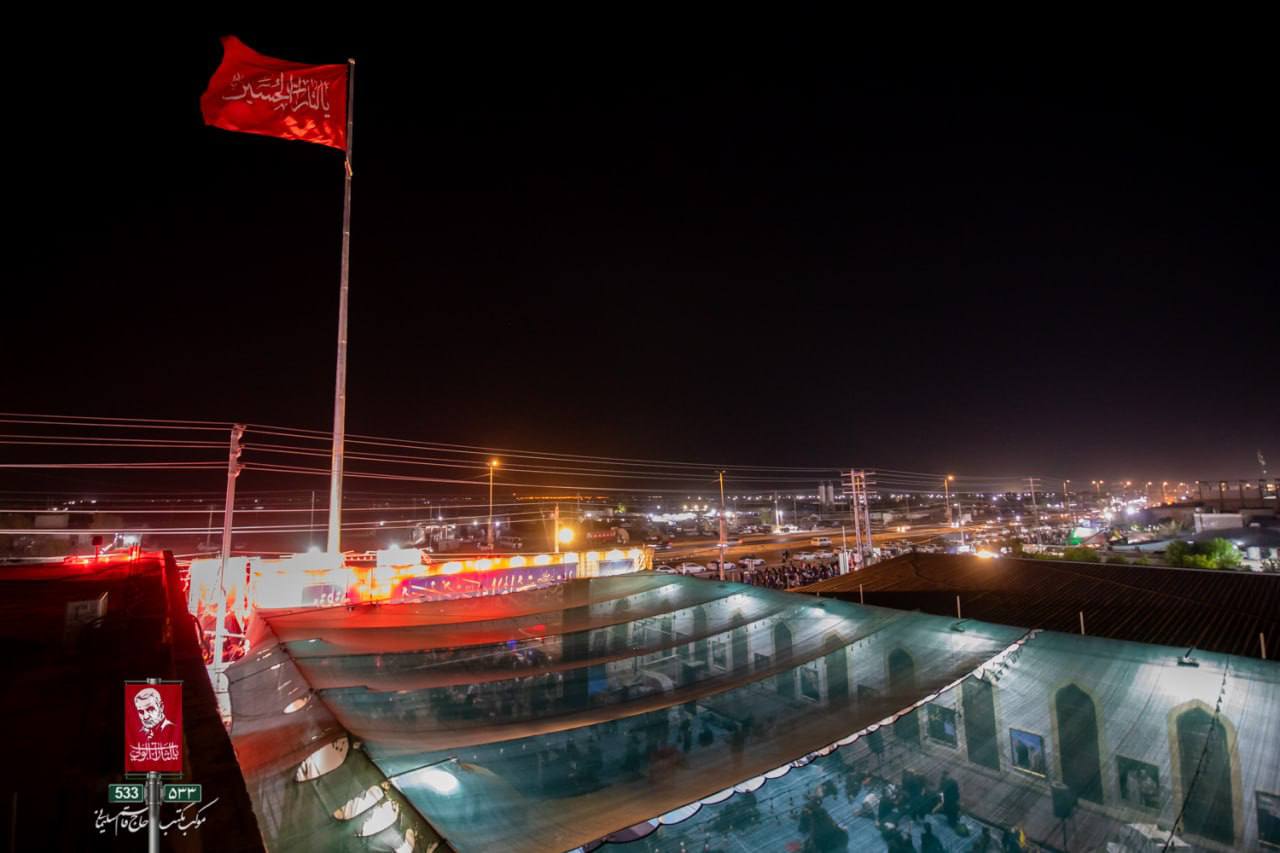 ابرپرچم خونخواهی با ذکر «یالثارات‌الحسین(ع)» در جوار موکب مکتب شهید حاج قاسم سلیمانی در عمود ۵۳۳ مسیر نجف به کربلا به اهتزاز در آمد.
