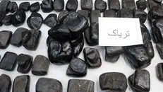 توقیف خودرو کی‌ام‌سی و کشف ۵۷۳ کیلوگرم تریاک در نی ریز