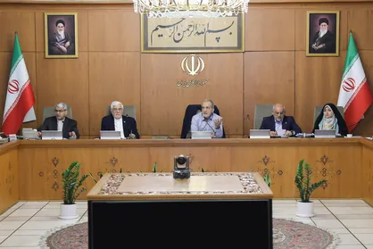 پزشکیان: هر مقرره&zwnj;ای که موجب فشار اقتصادی بر زندگی مردم شود، باید سریع اصلاح شود