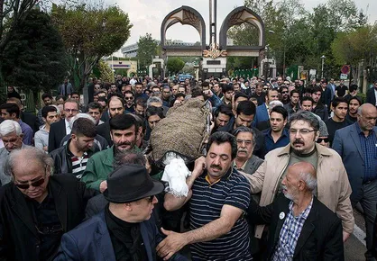 فیلم/ تشییع پیکر بهرام زند، دوبلور و صداپیشه از مقابل مسجد بلال