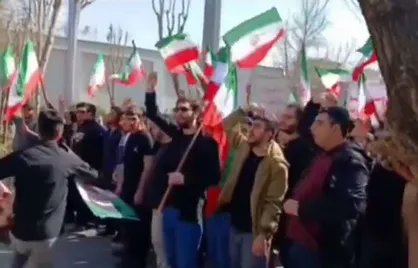 لحظه شروع درگیری توسط دانشجونما&zwnj;ها و حمله به دسته عزاداری دانشجویان به مناسبت اربعین جانباختگان حوادث دی ماه