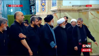 ورود حجت الاسلام مروی به همراه فرزند ارشد رهبر شهید به جمع مردم جهت اقامه نماز