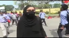 دفاع دانشجوی هندی از حجاب خود برابر هندو‌های افراطی