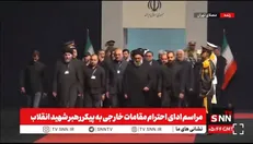 ادای احترام هیئتی متشکل از استانداران نجف اشرف و کربلای معلی و شخصیت‌های مجاهد عراق به پیکر مطهر قائد شهید امت + فیلم