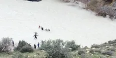 سقوط ۵ نفر در رودخانه کمهره سرخی/ پرواز ۲ ساعته بالگرد اورژانس بر فراز آسمان شیراز