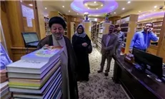 استاد آمریکایی تازه‌مسلمان به زیارت حرم امام علی(ع) مشرف شد+عکس