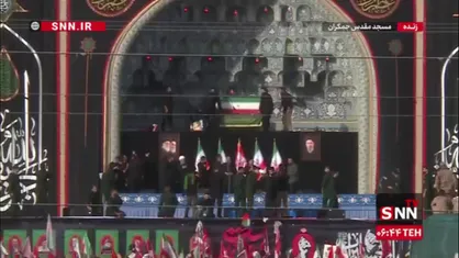 پیکر مطهر رهبر شهید انقلاب اسلامی در جایگاه وداع با مردم در مسجد مقدس جمکران قرار گرفت