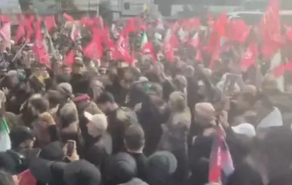 عزاداری لر&zwnj;های غیور در مراسم تشییع پیکر مطهر رهبر شهید انقلاب در میدان انقلاب