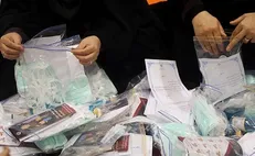 توزیع لوازم بهداشتی بین مردم محروم از سوی گروه جهادی دانشگاه پیام نور رودان