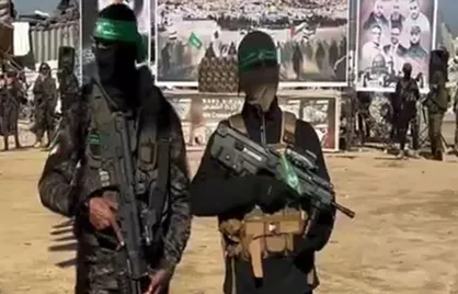 سلاح اسرائیلی در دستان رزمندگانی فلسطینی در فرایند مبادله اسرا