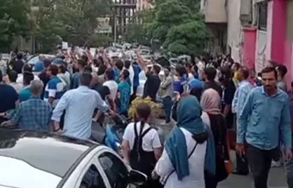 تجمع هواداران استقلال مقابل ساختمان باشگاه در اعتراض به مدیران این تیم