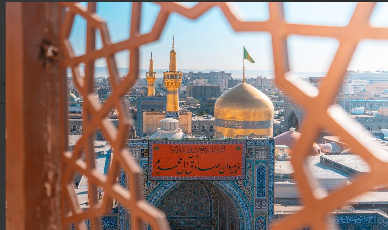 حرم رضوی در آستانه ۱۷ ربیع‌الاول؛ کتیبه‌های میلاد پیامبر (ص) و امام صادق (ع) برپا شد