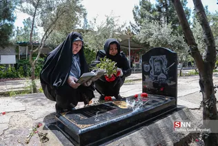 مادر شهید علیرضا اکبری از شهدای مدافع حرم فاطمیون 