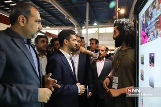 بازدید وزیر ارتباطات از نمایشگاه الکامپ