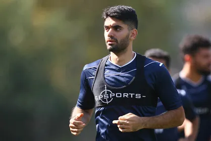 وقتی هافبک استقلال مهاجم مدرسه&zwnj;ای پرسپولیس را ندید!