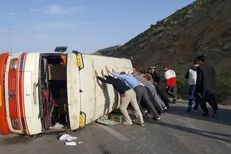 تصادف دو دستگاه مینی‌بوس ۱۷ مصدوم برجا گذاشت