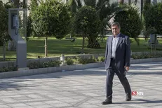 اولین اظهارات همتی در حیاط دولت پس از انتصاب در ریاست بانک مرکزی/ همتی: وظیفه اصلی بانک بانک مرکزی مهار تورم و کنترل ارز و نظارت بر بانک‌هاست؛ از این به بعد در این زمینه پاسخگو خواهم بود + فیلم