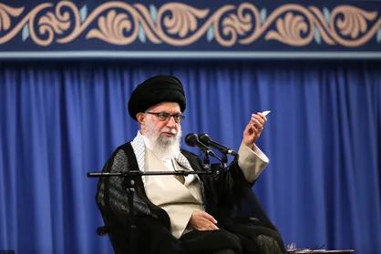 اروپایی&lrm;های پُررو به ۱۱ تعهد عمل نکردند به ما می&lrm;گویند چرا تعهداتتان را کاهش دادید! / عناصر مومن، دزدی دریایی انگلیس خبیث را بی&zwnj;جواب نمی&zwnj;گذارند