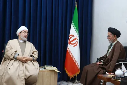 دیدار رئیس ستاد مرکزی اعتکاف با آیت&zwnj;الله اراکی/ ثبت&zwnj;نام یک&zwnj;ونیم میلیون نفر در اعتکاف رجب ۱۴۰۴