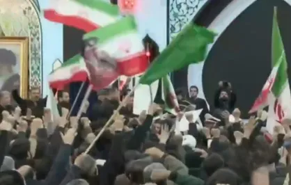 مردم بعد از اعلام خبر انهدام دومین فروند جنگنده F-۳۵ در مراسم باشکوه وداع با پیکر سپهبد شهید موسوی شعار &laquo;الله اکبر&raquo; سر دادند