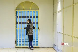زندان زنان شهرری اكنون پذيراي بيش از هزار مجرم زن از سراسر استان تهران است كه بيشتر آنها جرائمي مانند قتل، مواد مخدر، سرقت و رابطه نامشروع را يدك مي كشند.