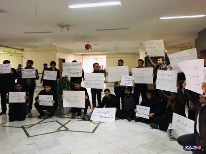 دانشجویان مقابل جهاد کشاورزی خراسان رضوی تجمع کردند/ معیشت مردم بازیچه سوء مدیریت + فیلم و عکس