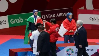 فیلم/ دست ندادن مرجانه سلحشوری با رئیس جمهور اندونزی در مراسم اهدا مدال