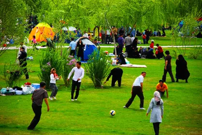 آماده&zwnj;سازی بوستان&zwnj;های قم برای روز طبیعت/نصب چشمه&zwnj;های سرویس بهداشتی سیار در بوستان&zwnj;های شاخص