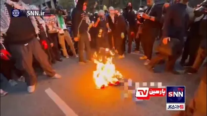 به آتش کشیدن پرچم آمریکا و اسرائیل همزمان با تجمع ضدصهیونیستی در مقابل سرکنسولگری این رژیم در شیکاگو