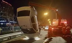 واژگونی شبانه خودرو سواری در بزرگراه شهید خرازی