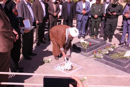 آیین کلنگ زنی المان شهدای گمنام دانشگاه آزاد نهاوند برگزار شد