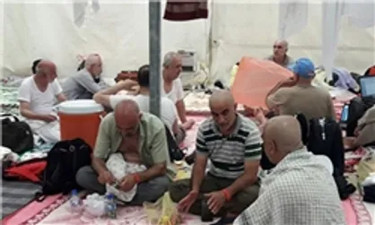 زائران ایرانی پس از انجام رمی جمرات و قربانی و تقصیر، لباس احرام از تن درآوردند