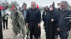 دیدار سخنگوی دولت با خانواده های شهدای مدرسه دخترانه میناب