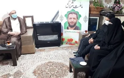 حجّت&zwnj;الاسلام حاج علی اکبری به نمایندگی از رهبر انقلاب در منزل شهید محمّدی حضور یافت