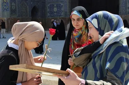تبلیغ منجی به شیوه دانش&zwnj;آموزی در نیمه شعبان/ شاخه گل دانش&zwnj;آموزان مرودشتی برای گردشگران خارجی تخت جمشید