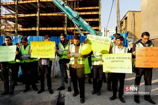 تجمع دانشجویان در مقابل سفارت فرانسه