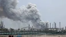 اصابت پهپاد به پالایشگاه الاحمدی کویت/ آتش‌سوزی گسترده در پی حمله