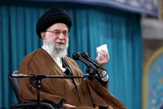 پاسخ رهبر انقلاب به نامه دانش‌آموزان دبیرستان شهید مطهری؛ خود را برای هرچه بهتر ساختن ایران آماده کنید