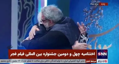پسر در آغوش پدر/ کوهیار کلاری از دست پدر خود سیمرغ را دریافت کرد