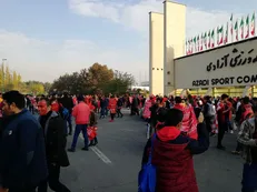 ترافیک شدید در اطراف ورزشگاه و حضور ناظران ویژه/ ازدحام جمعیت در گیت‌های بلیت فروشی