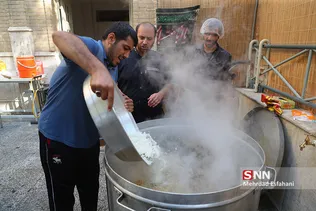 
طبخ غذا در آشپزخانه هیئت دانشگاه تربیت مدرس
